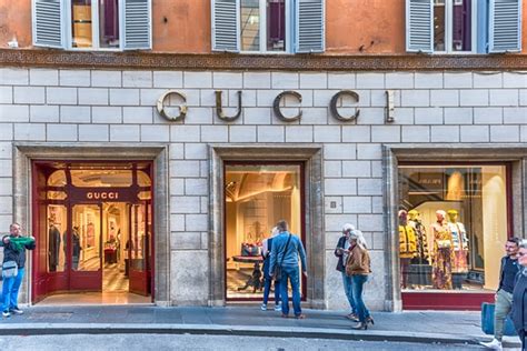 gucci uomo via condotti|Gucci in Rome: A Facelift at 70 .